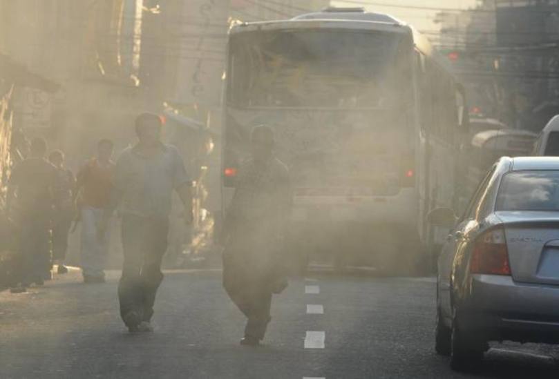 Humo, buses,  vehiculos, contaminacin centro de San Salvador
